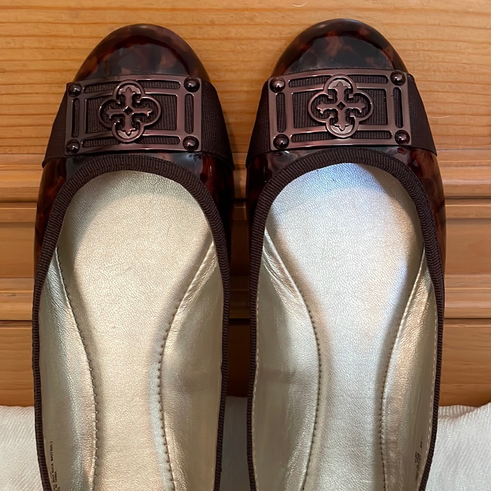 Isola Britt II cinnamon leopard patent size 7.5N (fits more like a medium width)